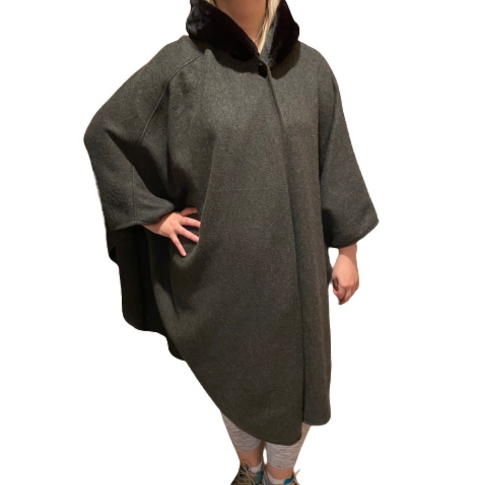 Amanda Smith women’s grey winter cape with hood one size